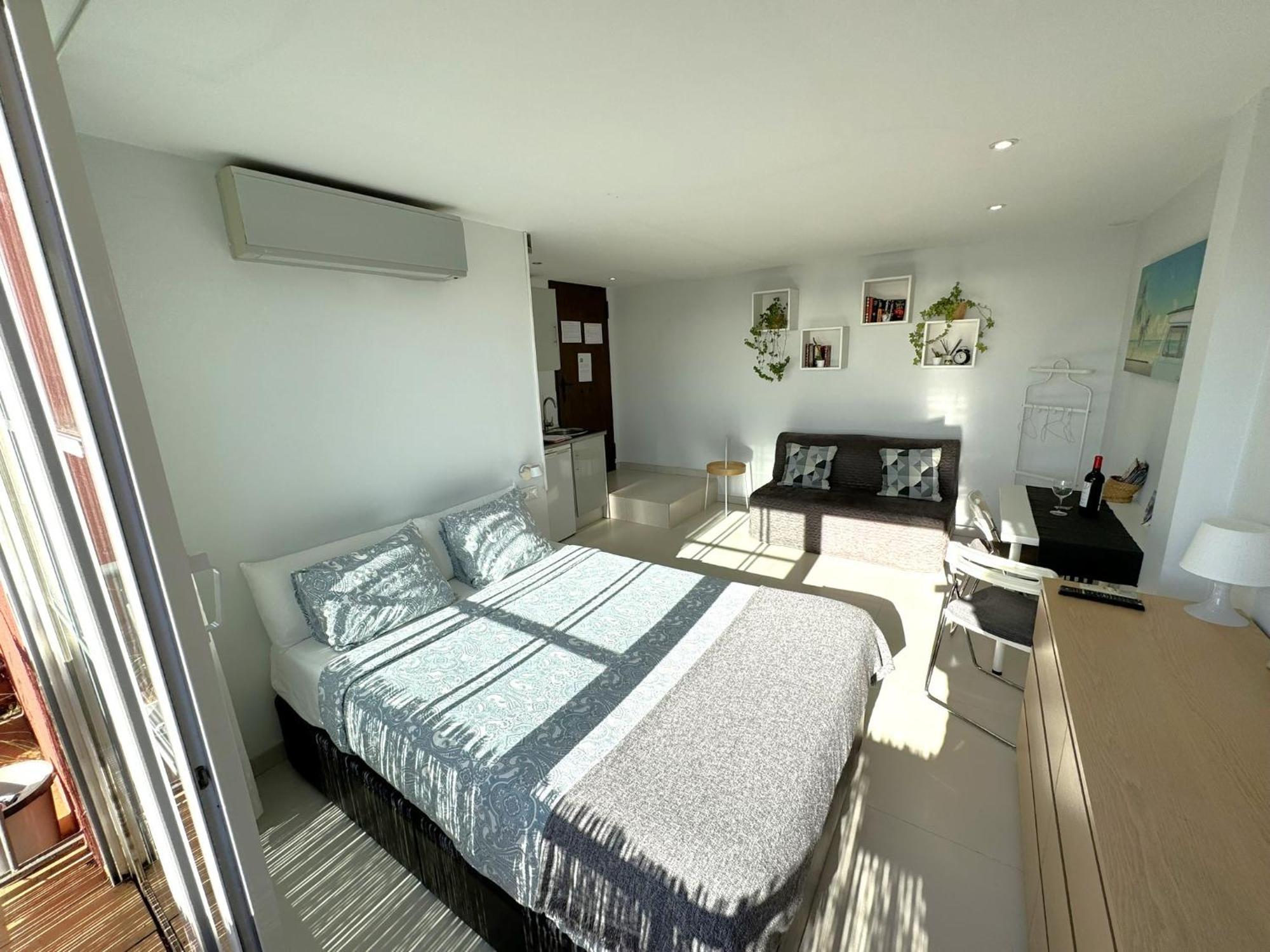 Peaceful Studio With Amazing Sea Views And Free Parking เบนัลมาเดนา ภายนอก รูปภาพ
